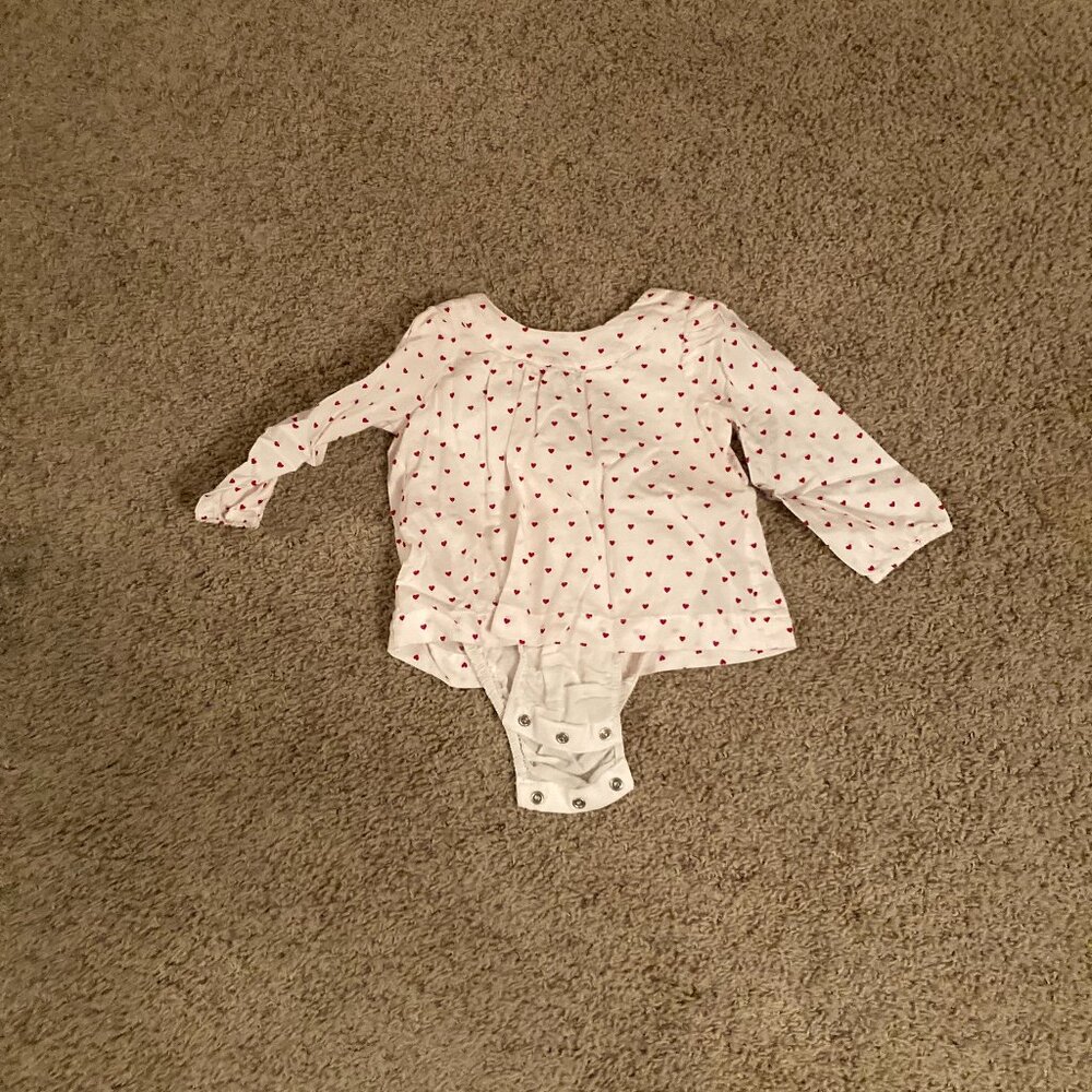 Baby Gap long sleeve heart onesie sz 6-12 months